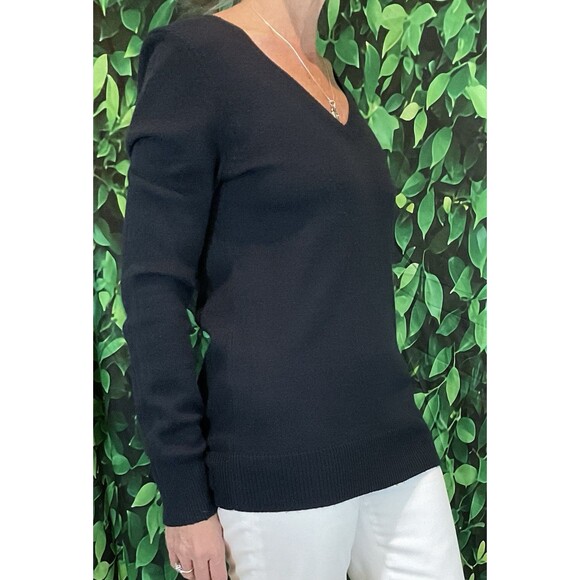 💙 GAP Luxe Navy V-Neck Sweater – Size Medium - Picture 3 of 7